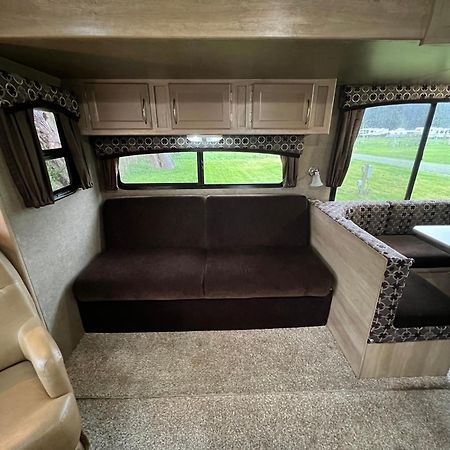Surfside Glamping Camper Hotel Кламат Екстериор снимка