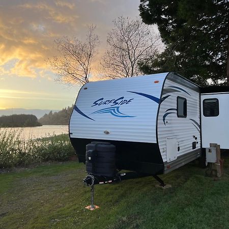 Surfside Glamping Camper Hotel Кламат Екстериор снимка