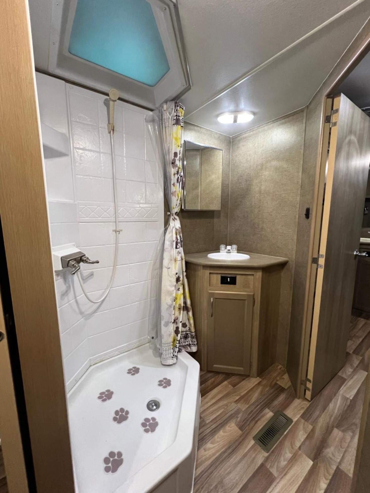 Surfside Glamping Camper Hotel Кламат Екстериор снимка