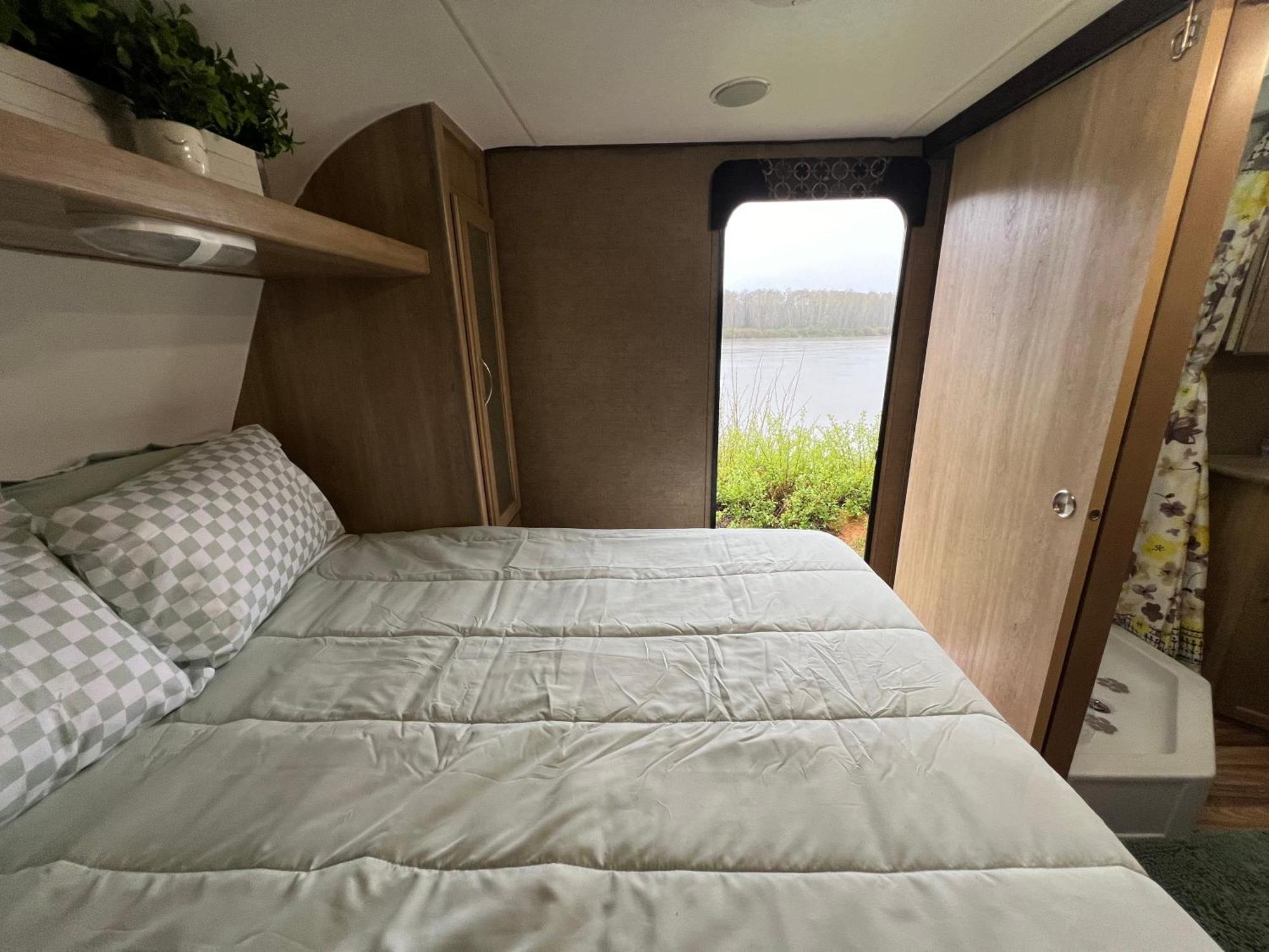 Surfside Glamping Camper Hotel Кламат Екстериор снимка